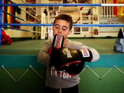 Izan Pérez, campeão da categoria das crianças menores do primeiro campeonato da Espanha de boxe sem contato, para meninos.