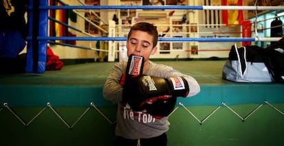 Izan Pérez, campeão da categoria das crianças menores do primeiro campeonato da Espanha de boxe sem contato, para meninos.