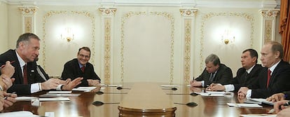 El primer ministro ruso, Vladímir Putin, negocia en Moscú con su homólogo checo, Mirek Topolanek, un acuerdo sobre el gas a Europa