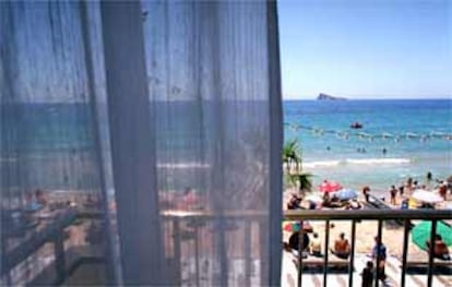 Vista de la playa de Benidorm, con L'Illa al fondo, desde una habitación del Hotel Bilbaíno.