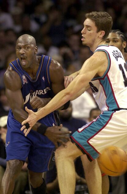 Michael Jordan, del Washington Wizards, con Pau Gasol, del Memphis Grizzlies, durante un partido de la liga NBA, en diciembre de 2001.