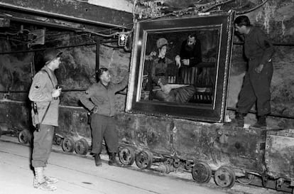 Soldados estadounidenses examinan el cuadro &#039;Jard&iacute;n de invierno&#039; de Edouard Manet, hallado en la mina de sal de Altaussee. 