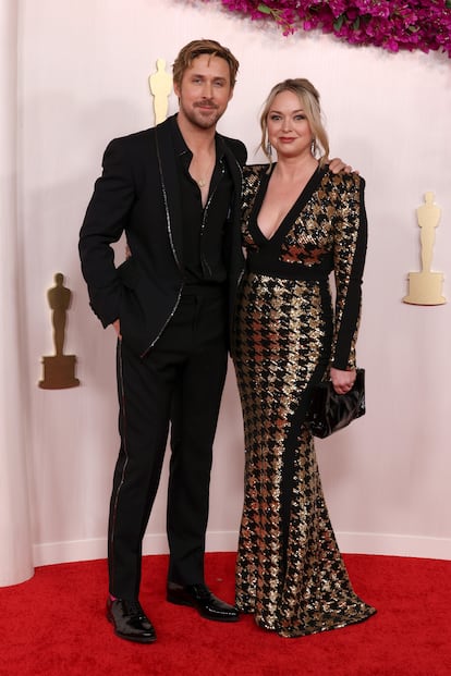 Ryan Gosling, nominado a mejor actor de reparto por su papel de Ken en 'Barbie', con un traje de Gucci. Ha acudido a la gala acompañado por su hermana, Mandi Gosling.