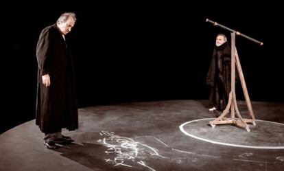 Un momento de la obra de teatro "La vida de Galileo", de Bertolt Brecht.
