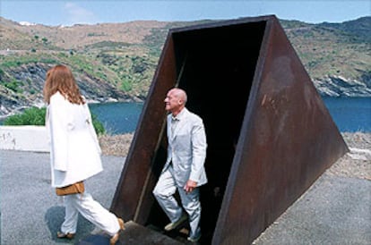 Norman Foster, ayer, junto al monumento a Walter Benjamin en Portbou, donde estará la sede de la fundación dedicada al filósofo.