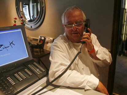 Juan Mari Arzak habla por teléfono a la entrada de su restaurante.