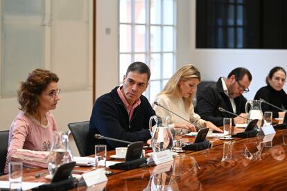 El presidente del Gobierno, Pedro Sánchez, este sábado en la reunión del comité de crisis para el seguimiento de los efectos de la DANA.