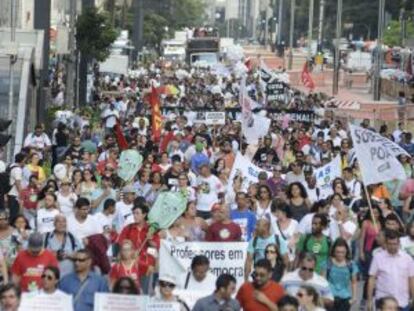 Professores de São Paulo protestam na Paulista.