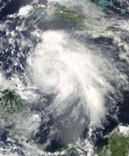 Imagen de la tormenta tropical Ernesto captada por un satélite de la NASA.