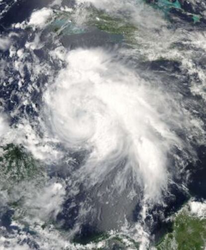 Imagen de la tormenta tropical Ernesto captada por un sat&eacute;lite de la NASA.