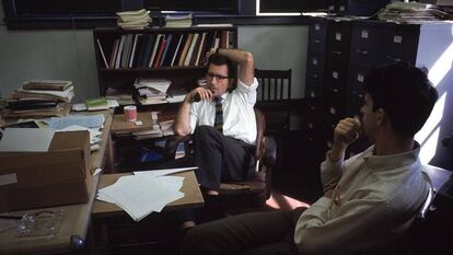 Noam Chomsky fuma um cachimbo em seu escritório do MIT, em 1969.