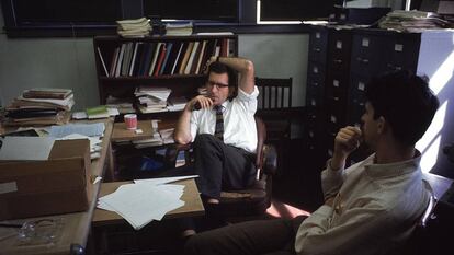 Noam Chomsky fuma um cachimbo em seu escritório do MIT, em 1969.