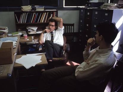 Noam Chomsky fuma um cachimbo em seu escritório do MIT, em 1969.