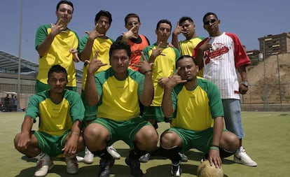 Equipo de los Golden Crown (con King Manaba abajo a la derecha), en Barcelona en 2005, durante el campeonato Equipo “Golden Crown” de la Champions Kings y Queens.