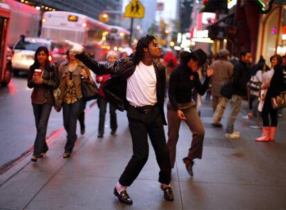 Un admirador de Jackson baila en Nueva York frente al cine Regal E-Walk