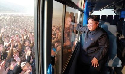 Kim saúda multidão em visita ao distrito de Sonbong.