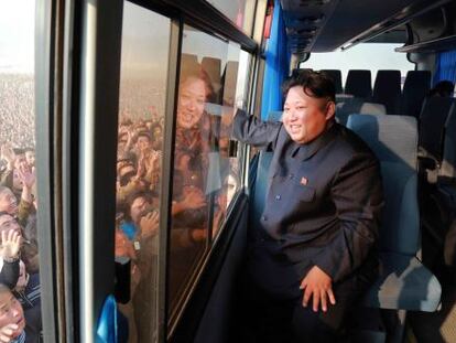 Kim saúda multidão em visita ao distrito de Sonbong.