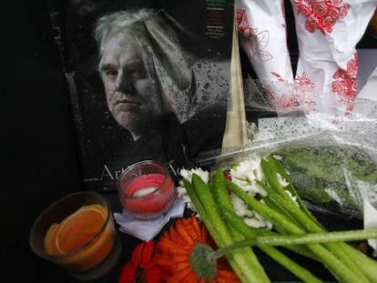 Flores y velas que algunas aficionados han dejado ante la casa de Seymour Hoffman en Nueva York.