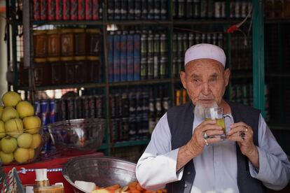 Un hombre de la etnia hazara toma té en el mercado del barrio de Dasht-e-Barchi de Kabul