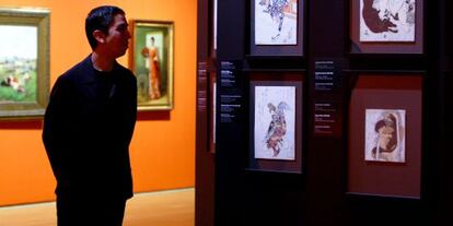 Un espectador contempla la exposición de obras de arte japonés.