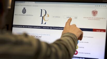 Un usuario consulta la página web de la Real Academia Española.