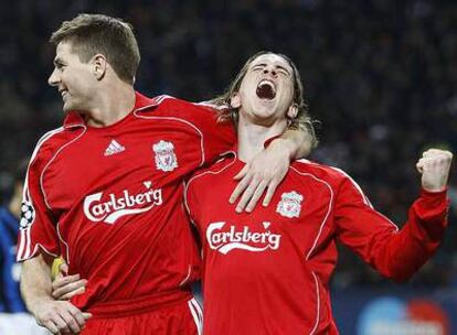 Fernando Torres canta su gol abrazado a Gerrard.