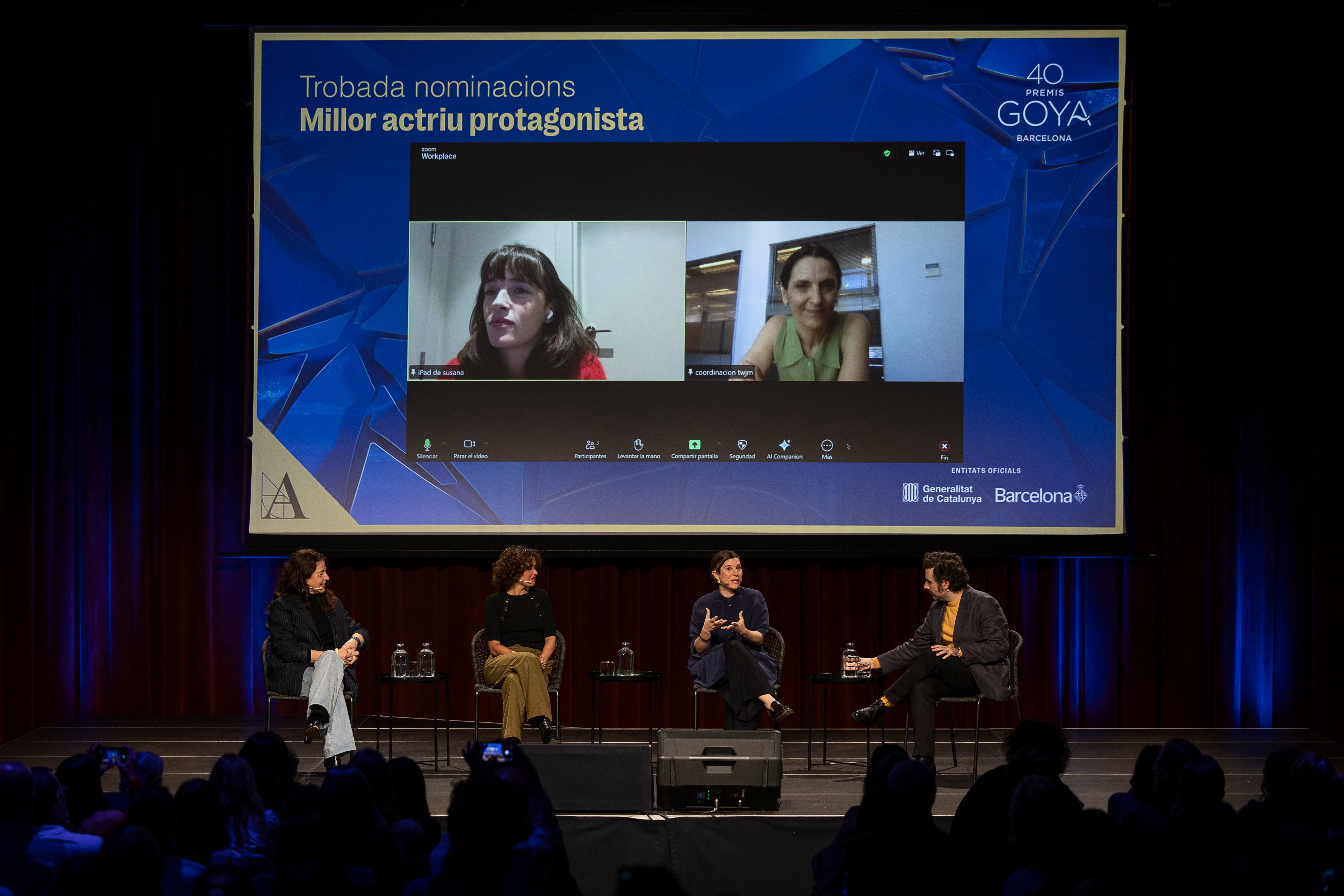 Otra imagen del coloquio celebrado en Barcelona este martes. Desde la izquierda: Nora Navas, Patricia López Arnaiz, Ángela Cervantes y Pablo Parra (moderador). Mediante videoconferencia, Susana Abaitua y Antonia Zegers. 