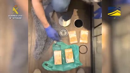 Algunos de los fajos de billetes hallados junto a la ducha, en la operación Fenicio-Diávolo 24,  de la Guardia Civil.
