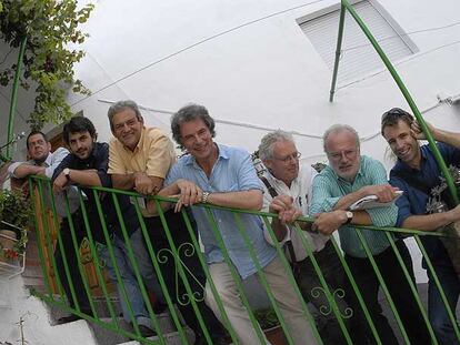 De izquierda a derecha, Miguel Martínez Lage, Antonio García Maldonado, Antonio José López, Harry Eyres, Chris Stewart, Michael Jacobs y Carlos Pranger, participantes en el congreso sobre Gerald Brenan, ayer en Pitres (Granada)