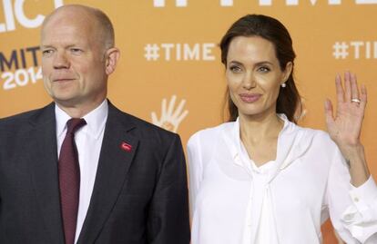 El exministro brit&aacute;nico William Hague y la actriz Angelina Jolie, en junio.