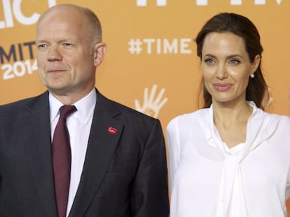 El exministro brit&aacute;nico William Hague y la actriz Angelina Jolie, en junio.