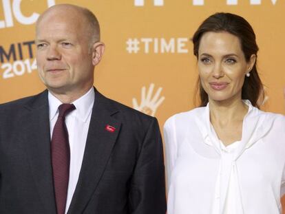 El exministro británico William Hague y la actriz Angelina Jolie, en junio.