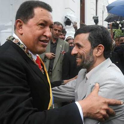 Hugo Chavez y Mahmud Ahmadineyad se saludan.
