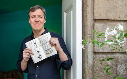 Jeff Kinney muestra algunas de las ilustraciones en uno de sus libros.