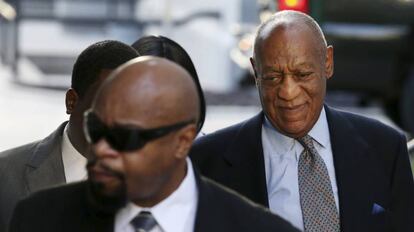 Bill Cosby a su llegada el lunes al primer día de la audiencia para estudiar las pruebas que se aceptan en la demanda por abusos sexuales contra el actor.