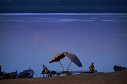 Dos hombres indios a orillas del río Ganges cerca de Benarés, India. 18 de mayo de 2014.