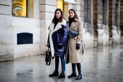 Botas de cordones que podrían servir para hacer senderismo o capas de varios abrigos sobrepuestos: todo sirva para luchar contra las bajas temperaturas en la semana de la Alta Costura en París.