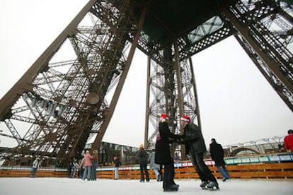 Algunos de los patinadores que estos días se divierten en la Torre Eiffel.