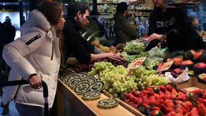 Uvas para Nochevieja en el puesto de frutas Mari Carmen del Mercado de la Paz, en Madrid, en 2023.