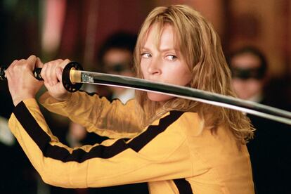 13. Kill Bill (2003)
Puede que no sea el mejor filme de Quentin Tarantino, pero pocas imágenes siguen tan vigentes como la de Uma Thurman vistiendo el chándal inspirado en Bruce Lee y repartiendo ‘katanazos’ a diestro y siniestro. Ha conseguido disputar un espacio en las paredes al póster de Pulp Fiction y sacar de esta lista al Hans Landa de Malditos Bastardos. Ahí es nada.