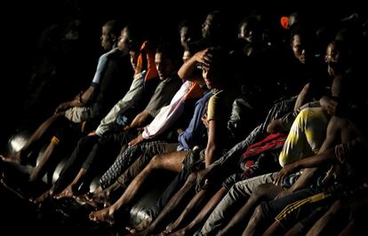 CRI10 MAR MEDITERRÁNEO 20/10/2016.- Fotografía cedida hoy, 20 de octubre de 2016, por la Crus Roja Italiana (CRI), que muestra una operación de rescate de inmigrantes en el Mar Mediterráneo. Equipos de la Cruz Roja Italiana y del Malta Migrants Offshore Aid Station (MOAS) anunciaron el salvamento de 434 personas en tres operaciones diferentes, embarcados en el buque "Responder", una de las dos emabrcaciones con las que trabajan en conjunto las equipos CRI/MOAS. EFE/Italian Red Cross/Yara Nardi/Han FOTOGRAFÍA CEDIDA/ SOLO USO EDITORIAL/ NO VENTAS