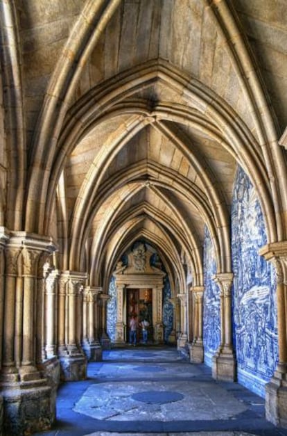 El claustro gótico de la catedral de Oporto, construida entre los siglos XII y XIII.