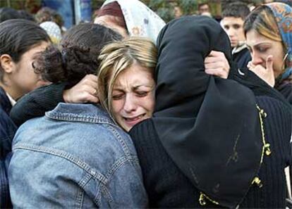 Una joven llora en el funeral de su prometido, muerto en los atentados de Estambul.