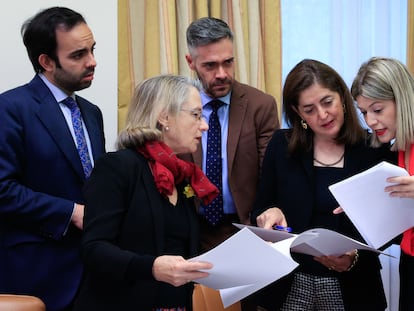 El presidente de la Comisión de Justicia, Felipe Sicilia (tercero por la izquierda) y el letrado de las Cortes Fernando Castillo López (izquierda) observan la conversación mantenida por las letradas de las Cortes Piedad García-Escudero (segunda por la izquierda) e Isabel Revuelta (tercera por la derecha), y la diputada Laura Berja (segunda por la derecha), en el marco de la reunión de la Comisión de Justicia del Congreso celebrada este martes para aprobar el dictamen de la reforma de la ley del solo sí es sí, impulsada por el PSOE, tras la rebaja de penas a agresores sexuales.