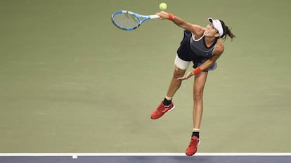 Muguruza sirve durante el partido contra Puig en Tokio.