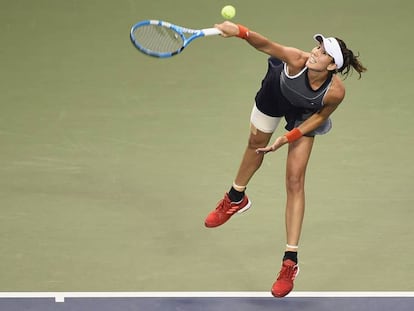 Muguruza sirve durante el partido contra Puig en Tokio.