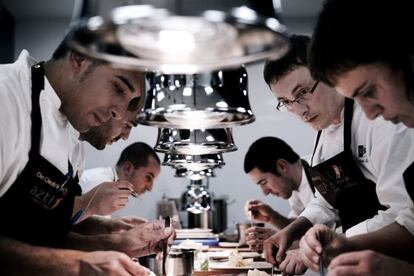 El chef Aduriz, en medio y con gafas, en su cocina.