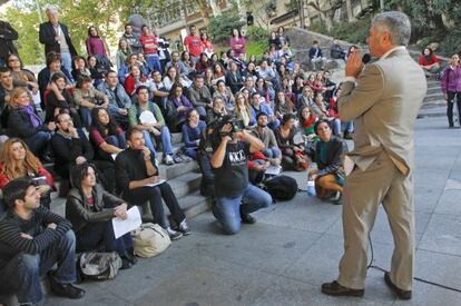 Clase de literatura italiana en La Castellana en protesta por los recortes.