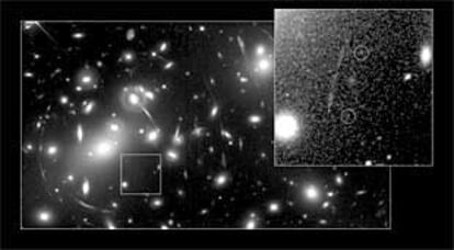 Zona del cielo captada por el telescopio <i>Hubble</i> y, a la derecha, aumentada, el área en la que se observa una imagen doble de la galaxia en formación.