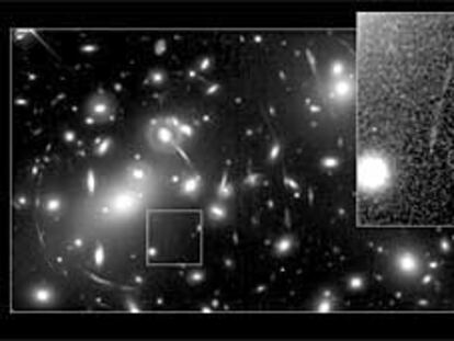 Zona del cielo captada por el telescopio <i>Hubble</i> y, a la derecha, aumentada, el área en la que se observa una imagen doble de la galaxia en formación.